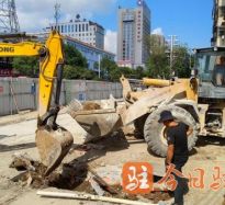 老女人bB视频高温下的坚守｜道路建设者用汗水铺就畅通路